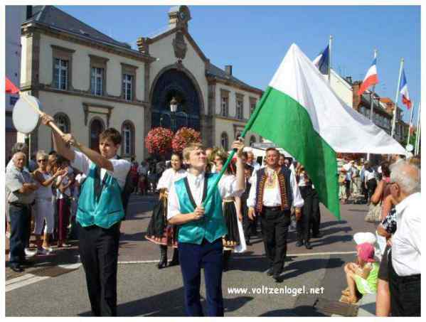 Défilé coloré de la Fête du Houblon à Haguenau, célébrant les folklores du monde.
