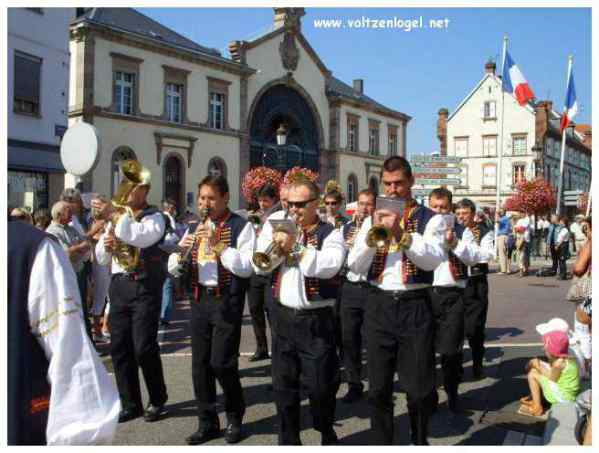 Défilé coloré de la Fête du Houblon à Haguenau, célébrant les folklores du monde.