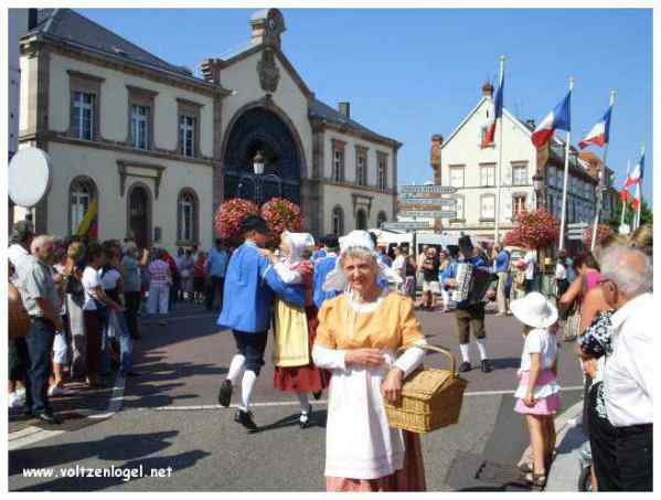 Défilé coloré de la Fête du Houblon à Haguenau, célébrant les folklores du monde.