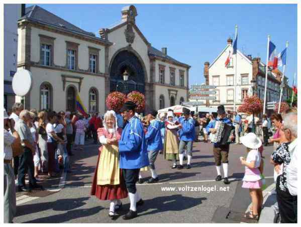 Défilé coloré de la Fête du Houblon à Haguenau, célébrant les folklores du monde.