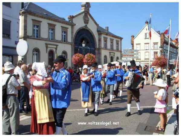 Défilé coloré de la Fête du Houblon à Haguenau, célébrant les folklores du monde.