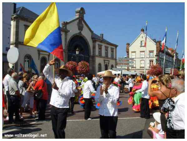 Défilé coloré de la Fête du Houblon à Haguenau, célébrant les folklores du monde.