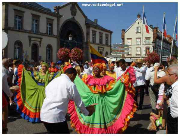 Défilé coloré de la Fête du Houblon à Haguenau, célébrant les folklores du monde.