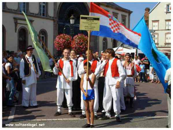 Défilé coloré de la Fête du Houblon à Haguenau, célébrant les folklores du monde.