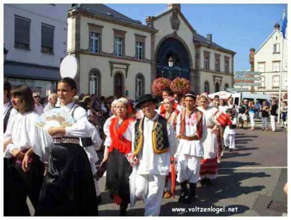 Défilé coloré de la Fête du Houblon à Haguenau, célébrant les folklores du monde.