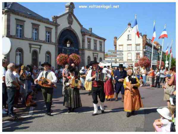 Défilé coloré de la Fête du Houblon à Haguenau, célébrant les folklores du monde.
