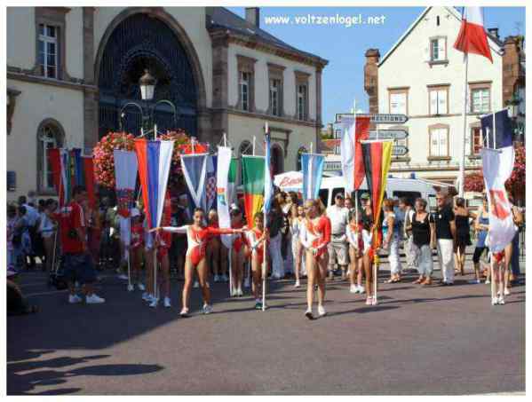 Défilé coloré de la Fête du Houblon à Haguenau, célébrant les folklores du monde.