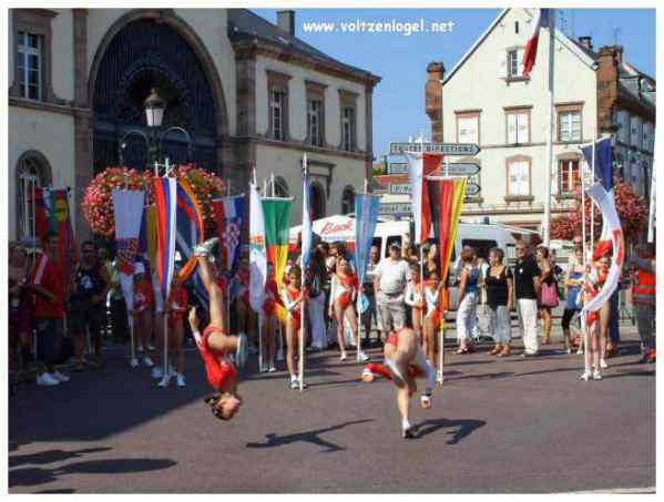 Défilé coloré de la Fête du Houblon à Haguenau, célébrant les folklores du monde.