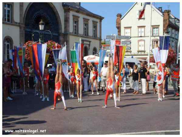 Défilé coloré de la Fête du Houblon à Haguenau, célébrant les folklores du monde.