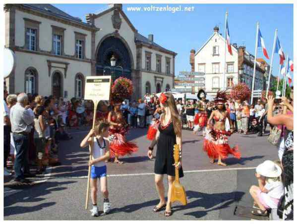 Défilé coloré de la Fête du Houblon à Haguenau, célébrant les folklores du monde.
