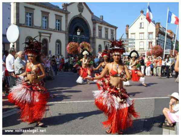 Défilé coloré de la Fête du Houblon à Haguenau, célébrant les folklores du monde.