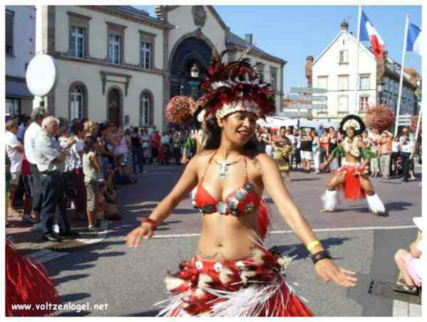 Défilé coloré de la Fête du Houblon à Haguenau, célébrant les folklores du monde.