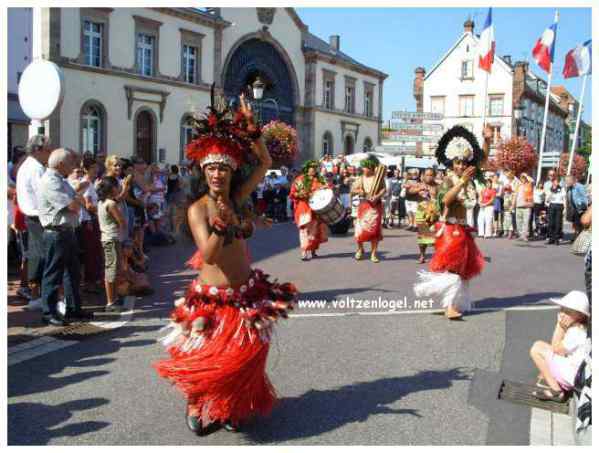 Défilé coloré de la Fête du Houblon à Haguenau, célébrant les folklores du monde.