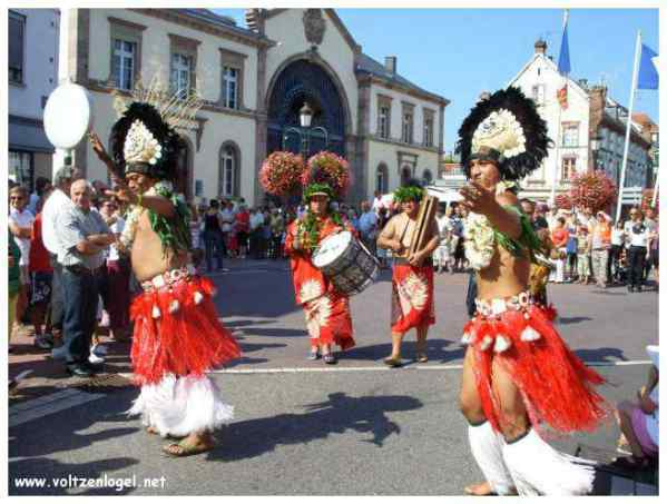 Défilé coloré de la Fête du Houblon à Haguenau, célébrant les folklores du monde.
