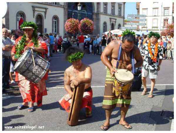 Défilé coloré de la Fête du Houblon à Haguenau, célébrant les folklores du monde.