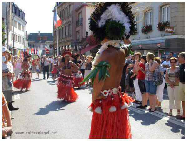 Défilé coloré de la Fête du Houblon à Haguenau, célébrant les folklores du monde.