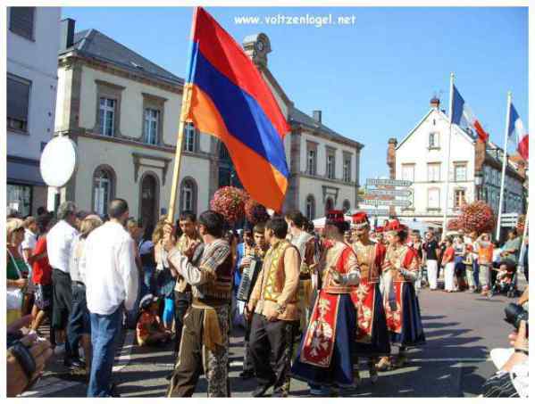 Défilé coloré de la Fête du Houblon à Haguenau, célébrant les folklores du monde.