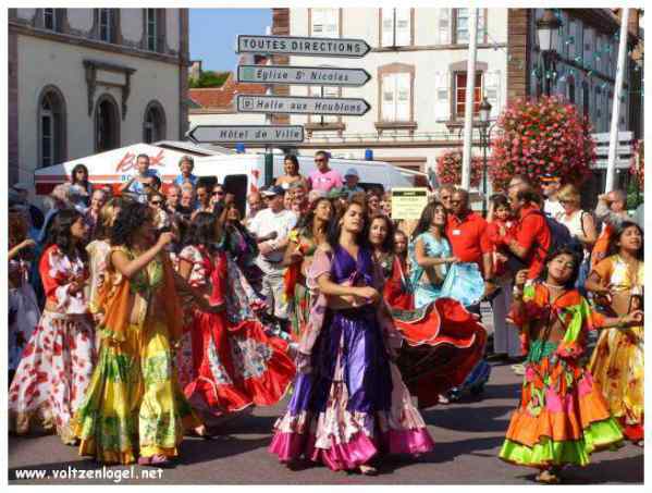 Défilé coloré de la Fête du Houblon à Haguenau, célébrant les folklores du monde.