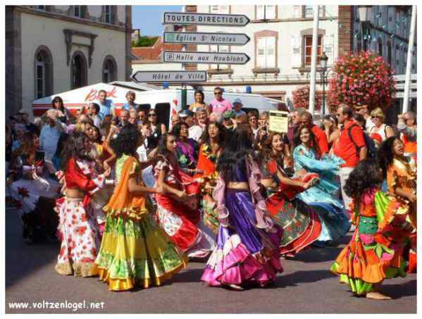 Défilé coloré de la Fête du Houblon à Haguenau, célébrant les folklores du monde.
