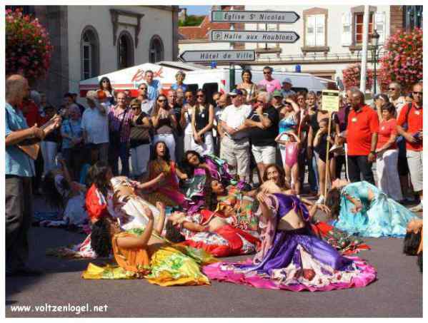 Défilé coloré de la Fête du Houblon à Haguenau, célébrant les folklores du monde.