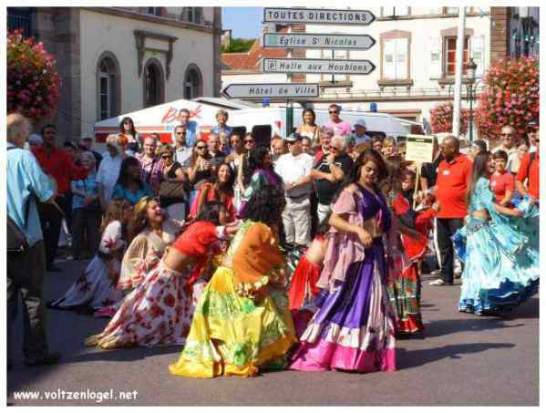 Défilé coloré de la Fête du Houblon à Haguenau, célébrant les folklores du monde.