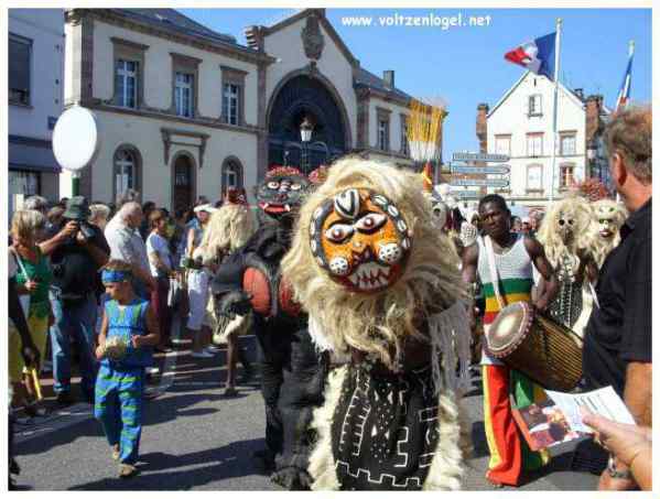 Défilé coloré de la Fête du Houblon à Haguenau, célébrant les folklores du monde.