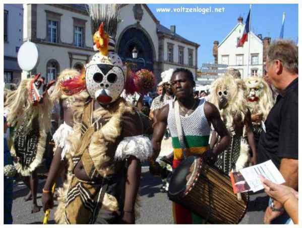 Défilé coloré de la Fête du Houblon à Haguenau, célébrant les folklores du monde.
