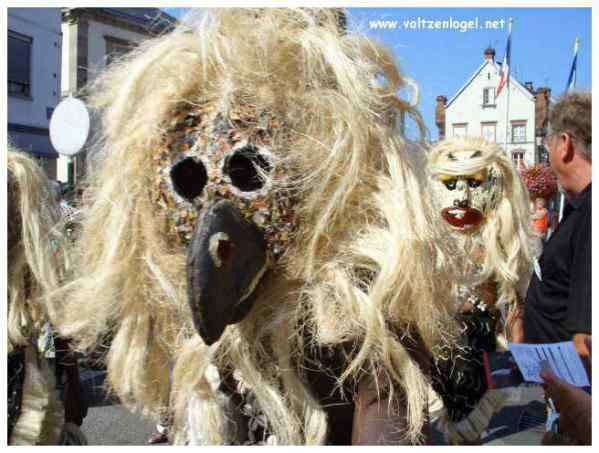 Défilé coloré de la Fête du Houblon à Haguenau, célébrant les folklores du monde.