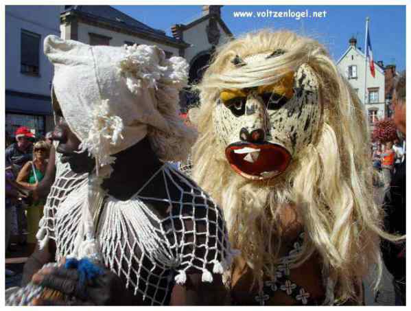 Défilé coloré de la Fête du Houblon à Haguenau, célébrant les folklores du monde.