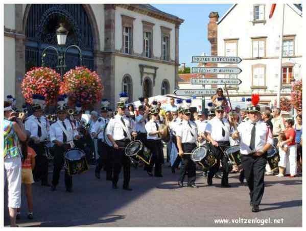 Défilé coloré de la Fête du Houblon à Haguenau, célébrant les folklores du monde.
