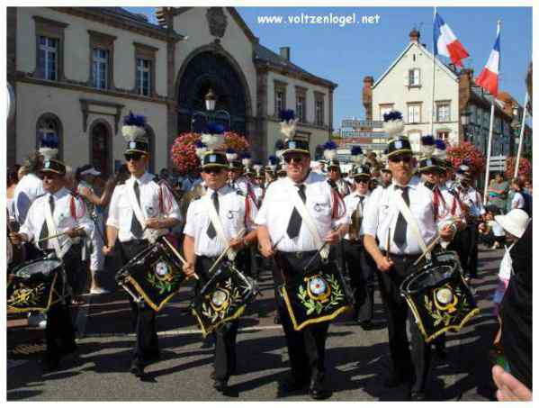 Défilé coloré de la Fête du Houblon à Haguenau, célébrant les folklores du monde.