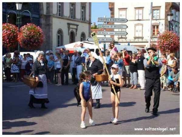 Défilé coloré de la Fête du Houblon à Haguenau, célébrant les folklores du monde.