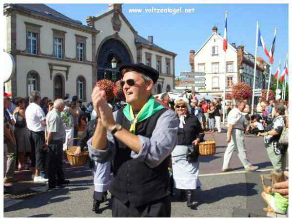 Défilé coloré de la Fête du Houblon à Haguenau, célébrant les folklores du monde.