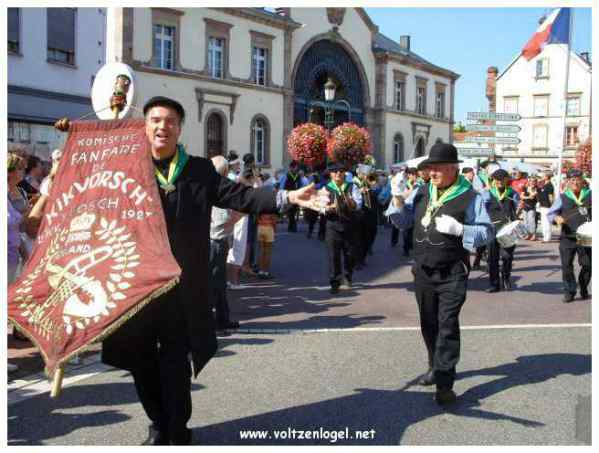 Défilé coloré de la Fête du Houblon à Haguenau, célébrant les folklores du monde.