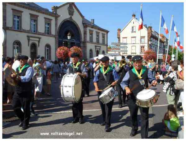 Défilé coloré de la Fête du Houblon à Haguenau, célébrant les folklores du monde.