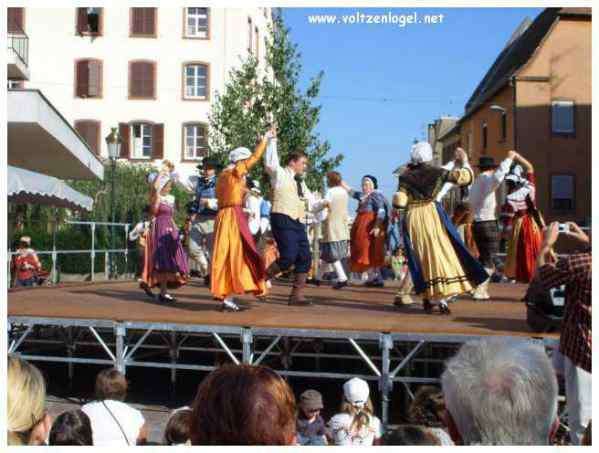 Défilé coloré de la Fête du Houblon à Haguenau, célébrant les folklores du monde.