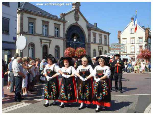 Défilé coloré de la Fête du Houblon à Haguenau, célébrant les folklores du monde.