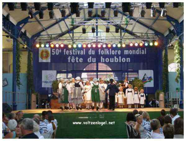 Défilé coloré de la Fête du Houblon à Haguenau, célébrant les folklores du monde.