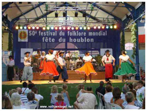 Défilé coloré de la Fête du Houblon à Haguenau, célébrant les folklores du monde.