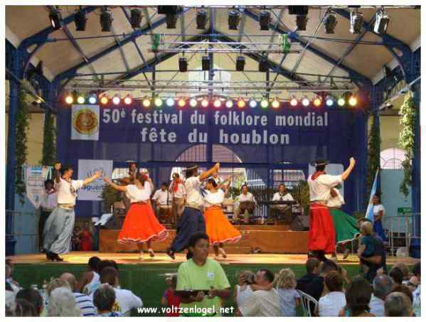 Défilé coloré de la Fête du Houblon à Haguenau, célébrant les folklores du monde.