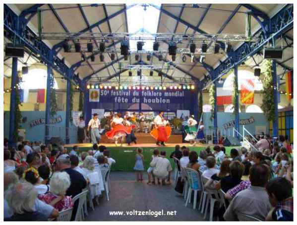 Défilé coloré de la Fête du Houblon à Haguenau, célébrant les folklores du monde.