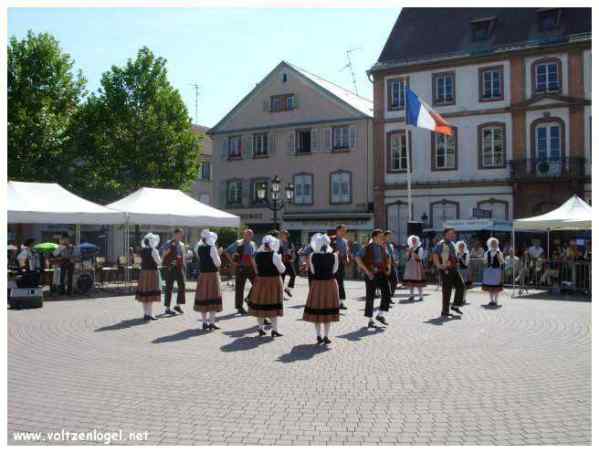 Défilé coloré de la Fête du Houblon à Haguenau, célébrant les folklores du monde.