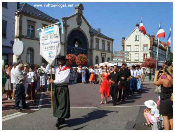 Défilé coloré de la Fête du Houblon à Haguenau, célébrant les folklores du monde.