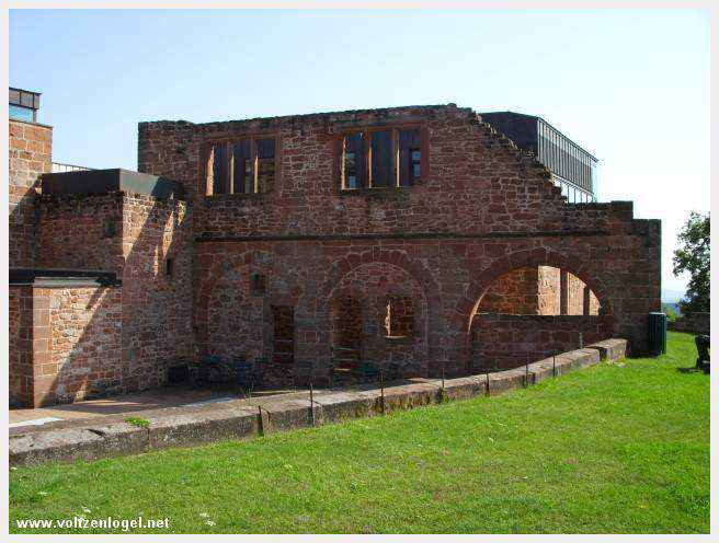 Anciennes fortifications du Château de Lichtenberg, empreintes d’histoire.