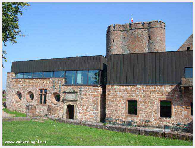 Visite immersive à travers les cours et remparts du Château.