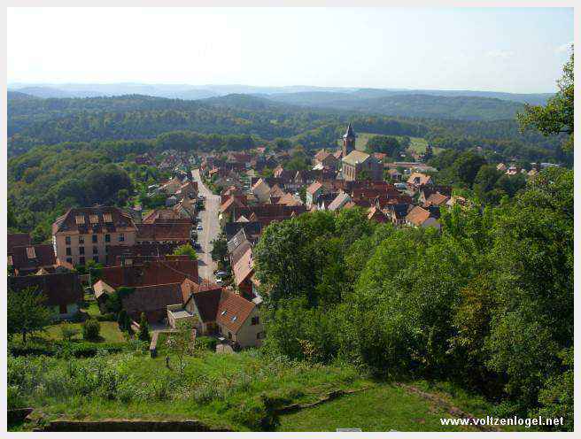 Architecture imposante de la forteresse alsacienne