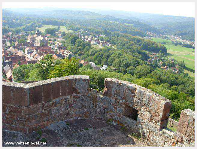Vue panoramique du Château de Lichtenberg en Alsace