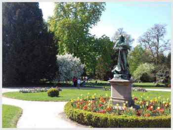 Jardin de l'Orangerie à Strasbourg en Alsace. Jardin botanique, aire de jeux