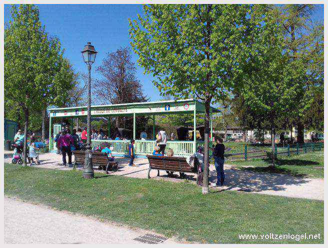 Petit lac du Parc de l'Orangerie, propice à une balade en barque
