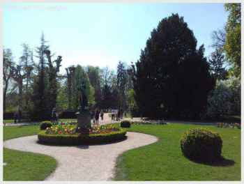 Le jardin de l'Orangerie à Strasbourg en Alsace. Jardin botanique, aire de jeux, petit zoo